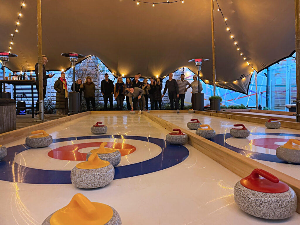 Party curling in een tent met lampjes en terrasverwarming